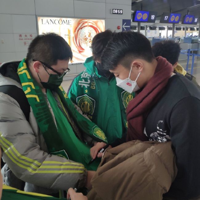 第61分钟，利物浦获得左侧角球，齐米卡斯主罚将球挑传禁区中路，范戴克头球攻门被埃德森稳稳抱入怀中。